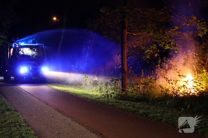 Brandweer blust brand in bosgebied