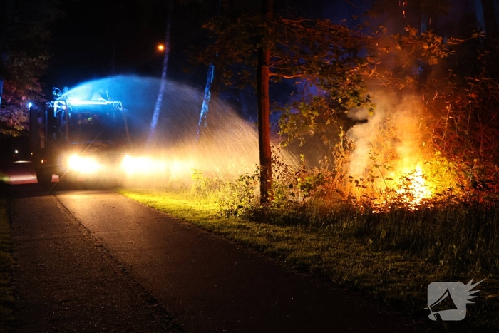 Brandweer blust brand in bosgebied