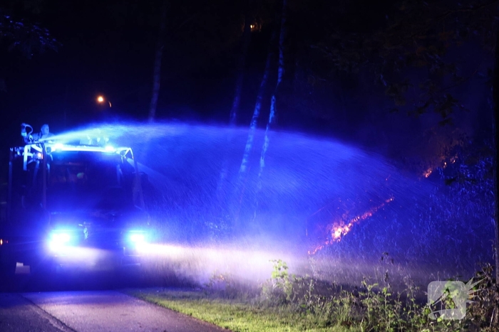Brandweer blust brand in bosgebied