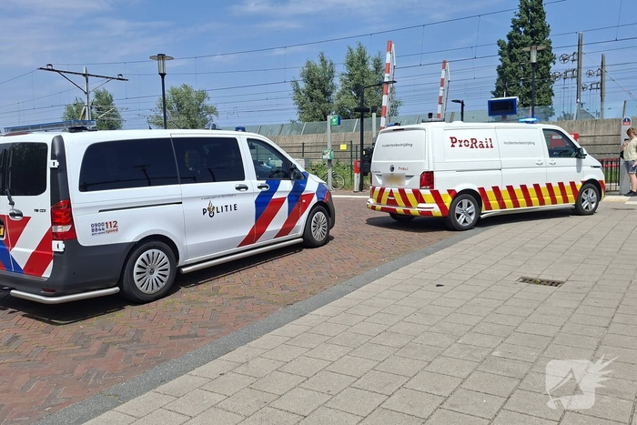 Verstoring treinverkeer door persoon op het spoor