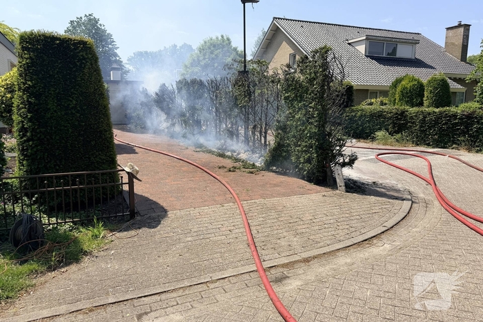 Buitenbrand ontstaat tijdens onkruidbranden