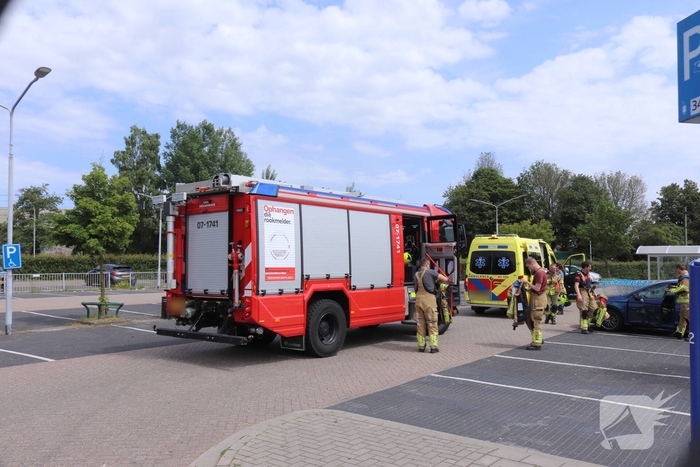 Brandweer redt kind uit afgesloten auto