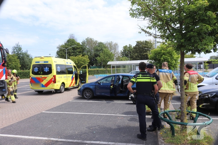 Brandweer redt kind uit afgesloten auto