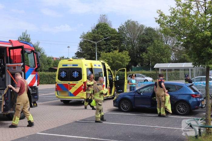 Brandweer redt kind uit afgesloten auto