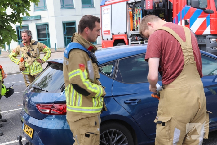 Brandweer redt kind uit afgesloten auto