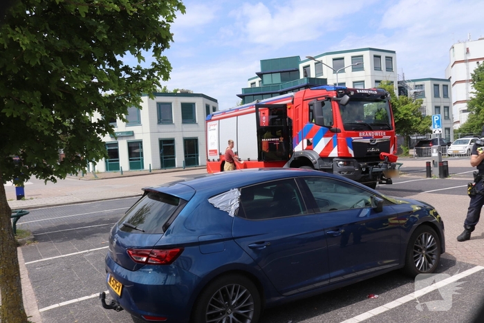 Brandweer redt kind uit afgesloten auto
