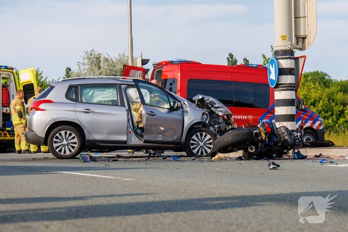 Zwaar ongeval tussen motor en auto met meerdere gewonden