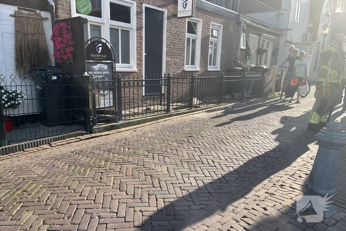 Bestelwagen botst tegen muur na uitwijkmanoeuvre