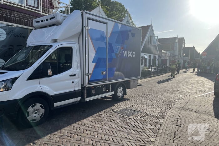 Bestelwagen botst tegen muur na uitwijkmanoeuvre
