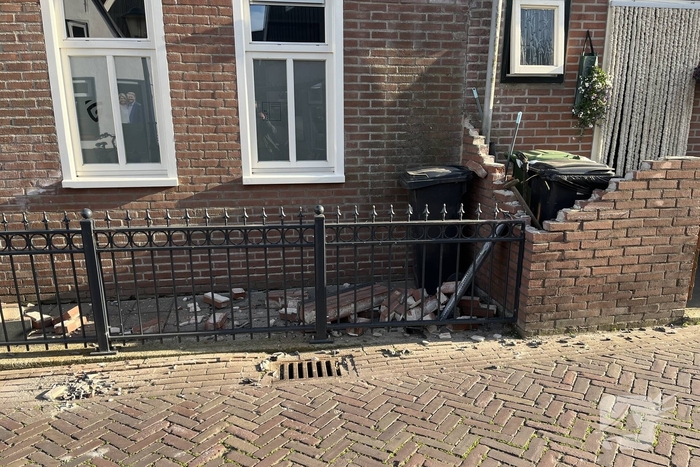Bestelwagen botst tegen muur na uitwijkmanoeuvre