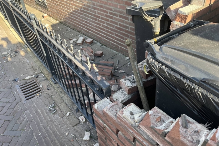Bestelwagen botst tegen muur na uitwijkmanoeuvre