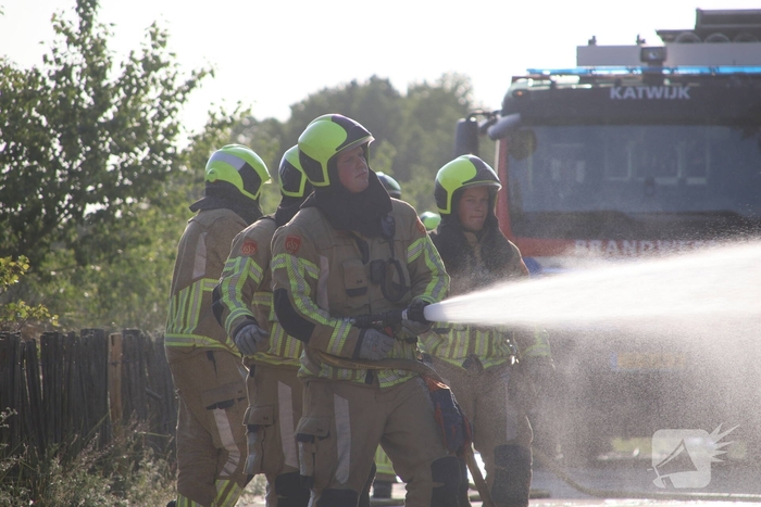 Brandweer bestrijdt flinke duinbrand
