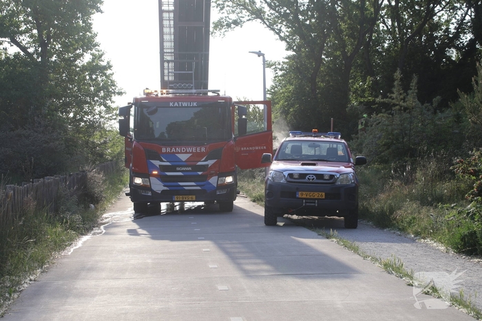 Brandweer bestrijdt flinke duinbrand
