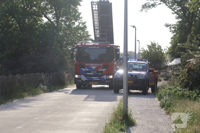 Brandweer bestrijdt flinke duinbrand