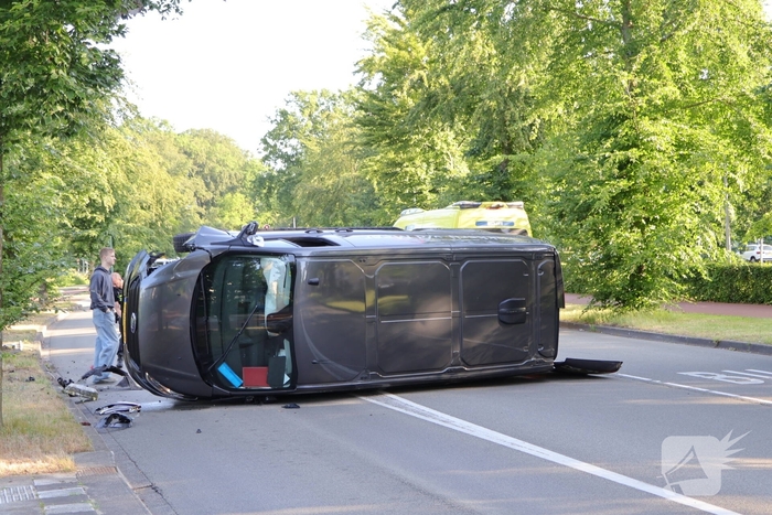 Bakkerijproducten in bestelbus beschadigd na ongeluk