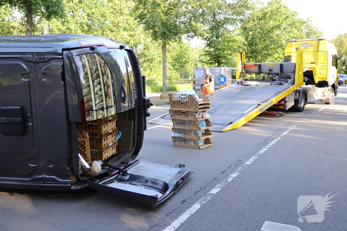 Bakkerijproducten in bestelbus beschadigd na ongeluk