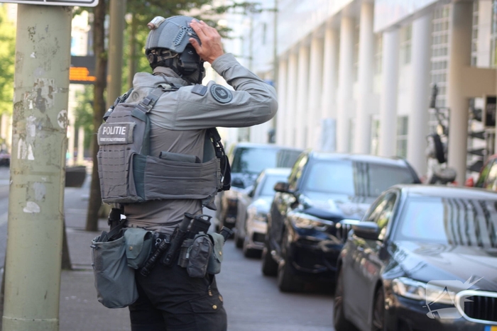 Man met verward gedrag roept om hulp bij gemeentehuis