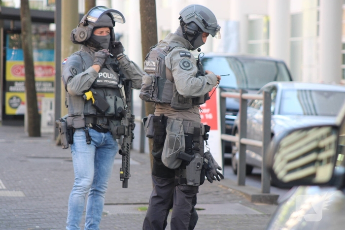 Man met verward gedrag roept om hulp bij gemeentehuis