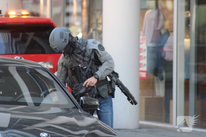 Man met verward gedrag roept om hulp bij gemeentehuis