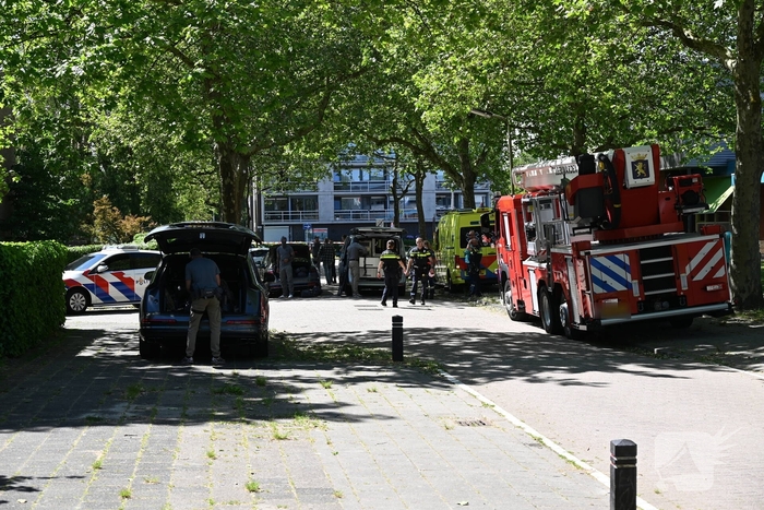 Persoon op dak zorgt voor grote inzet van hulpdiensten