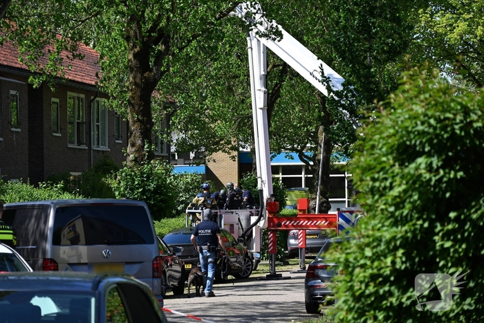 Persoon op dak zorgt voor grote inzet van hulpdiensten