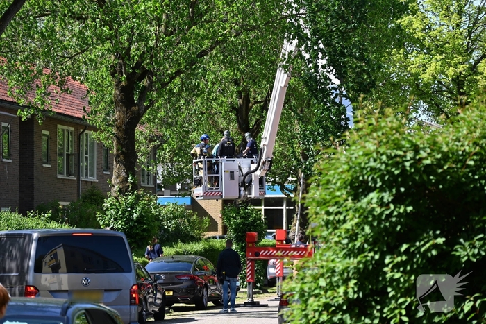 Persoon op dak zorgt voor grote inzet van hulpdiensten
