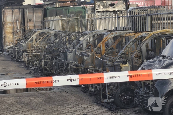 Tientallen voertuigen verloren door brand