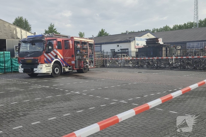 Tientallen voertuigen verloren door brand