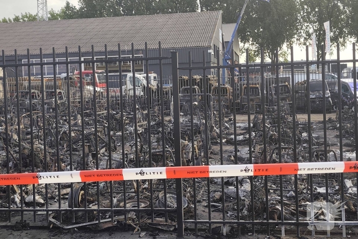Tientallen voertuigen verloren door brand