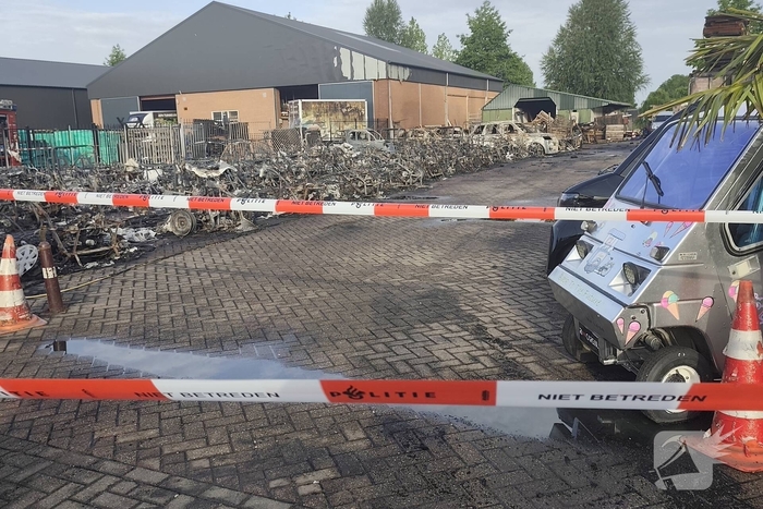 Tientallen voertuigen verloren door brand