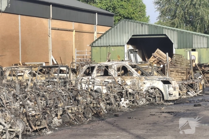Tientallen voertuigen verloren door brand