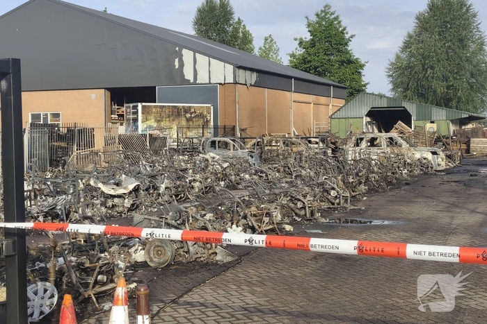 Tientallen voertuigen verloren door brand