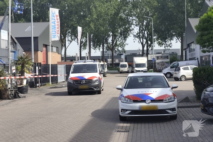 Tientallen voertuigen verloren door brand