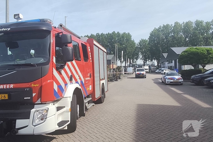Tientallen voertuigen verloren door brand