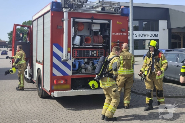 Tientallen voertuigen verloren door brand