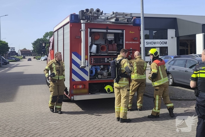 Tientallen voertuigen verloren door brand