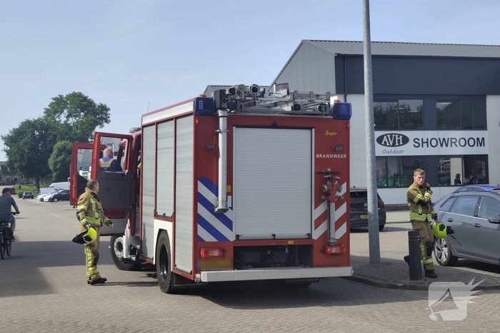 Tientallen voertuigen verloren door brand