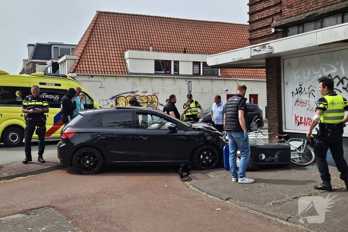 Automobilist crasht op rotonde en botst tegen woning