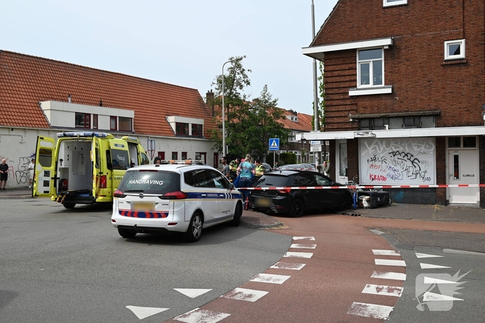 Automobilist crasht op rotonde en botst tegen woning
