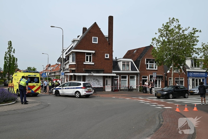 Automobilist crasht op rotonde en botst tegen woning