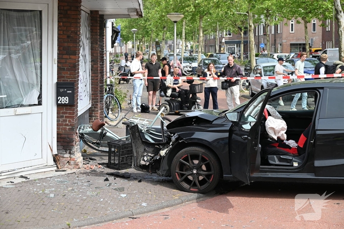 Automobilist crasht op rotonde en botst tegen woning