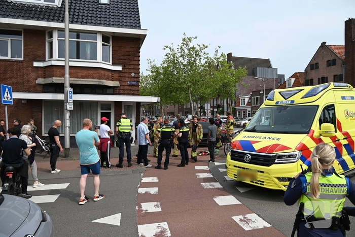 Automobilist crasht op rotonde en botst tegen woning