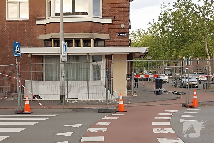 Automobilist crasht op rotonde en botst tegen woning
