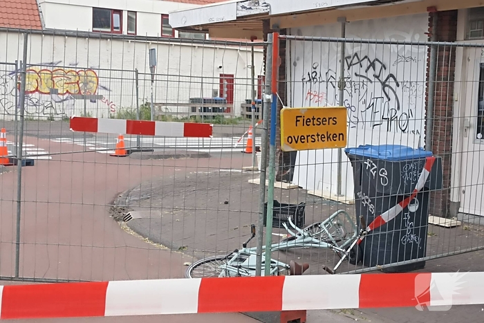 Automobilist crasht op rotonde en botst tegen woning