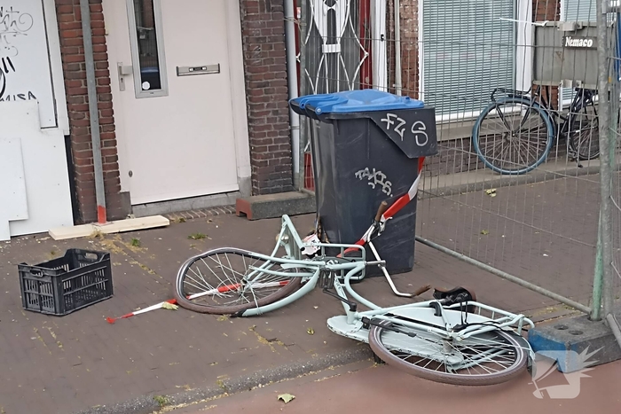 Automobilist crasht op rotonde en botst tegen woning