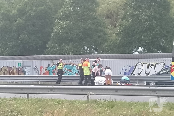 Motor belandt onder vangrail op snelweg