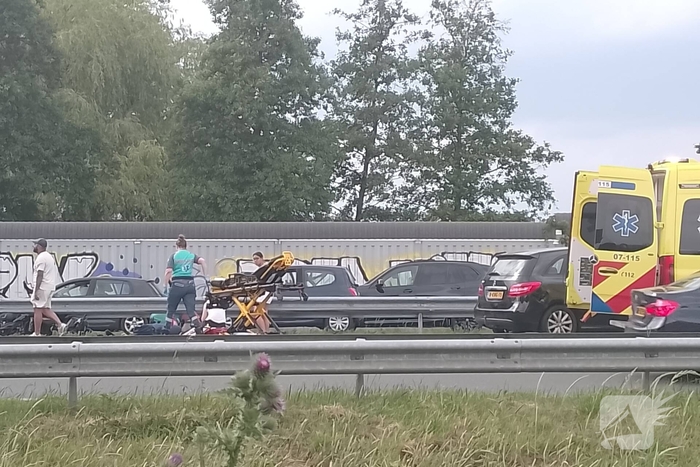 Motor belandt onder vangrail op snelweg