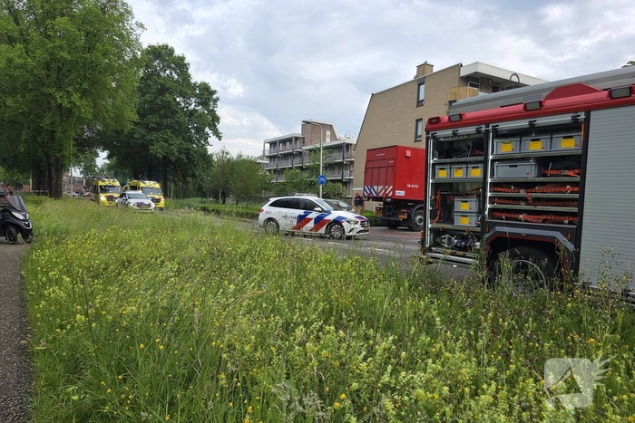 Bestelbus belandt op zijkant, traumateam ingezet