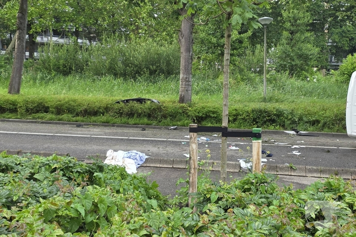 Bestelbus belandt op zijkant, traumateam ingezet