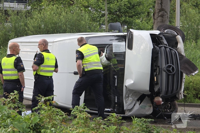 Bestelbus belandt op zijkant, traumateam ingezet